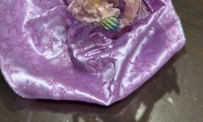 怪獣にドレスを着せて遊ぶ2歳の娘。誰でも分け隔てなくかわいがる優しさに、「素敵すぎる」と18万人が胸打たれる！