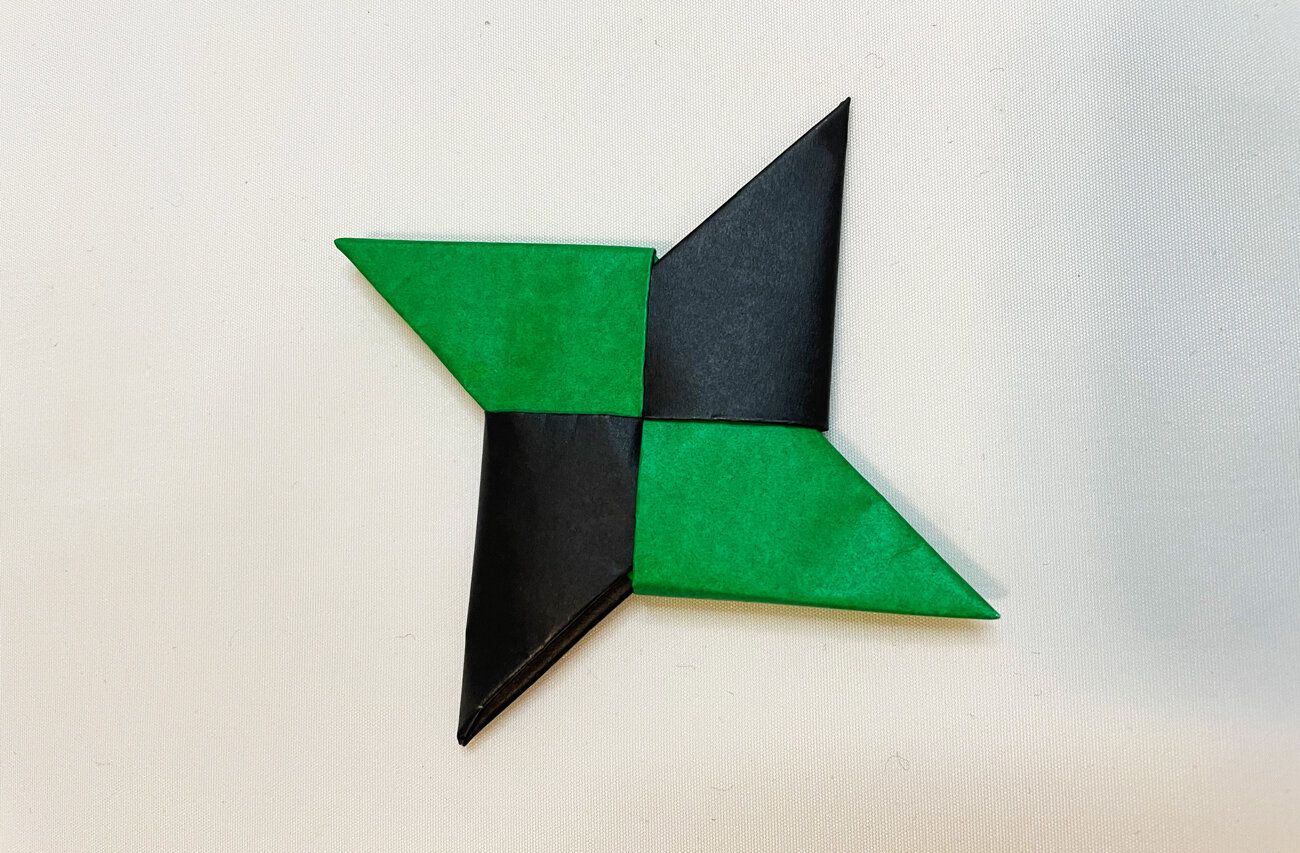 2枚の折り紙で作る「手裏剣」の簡単な折り方！安全な遊び方の工夫まで