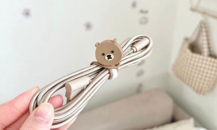 か、かわいすぎる!!【セリア】「スマホ操作が楽になる」「やばすぎ！」持ってるだけで癒されるくまちゃんスマホアイテム2選