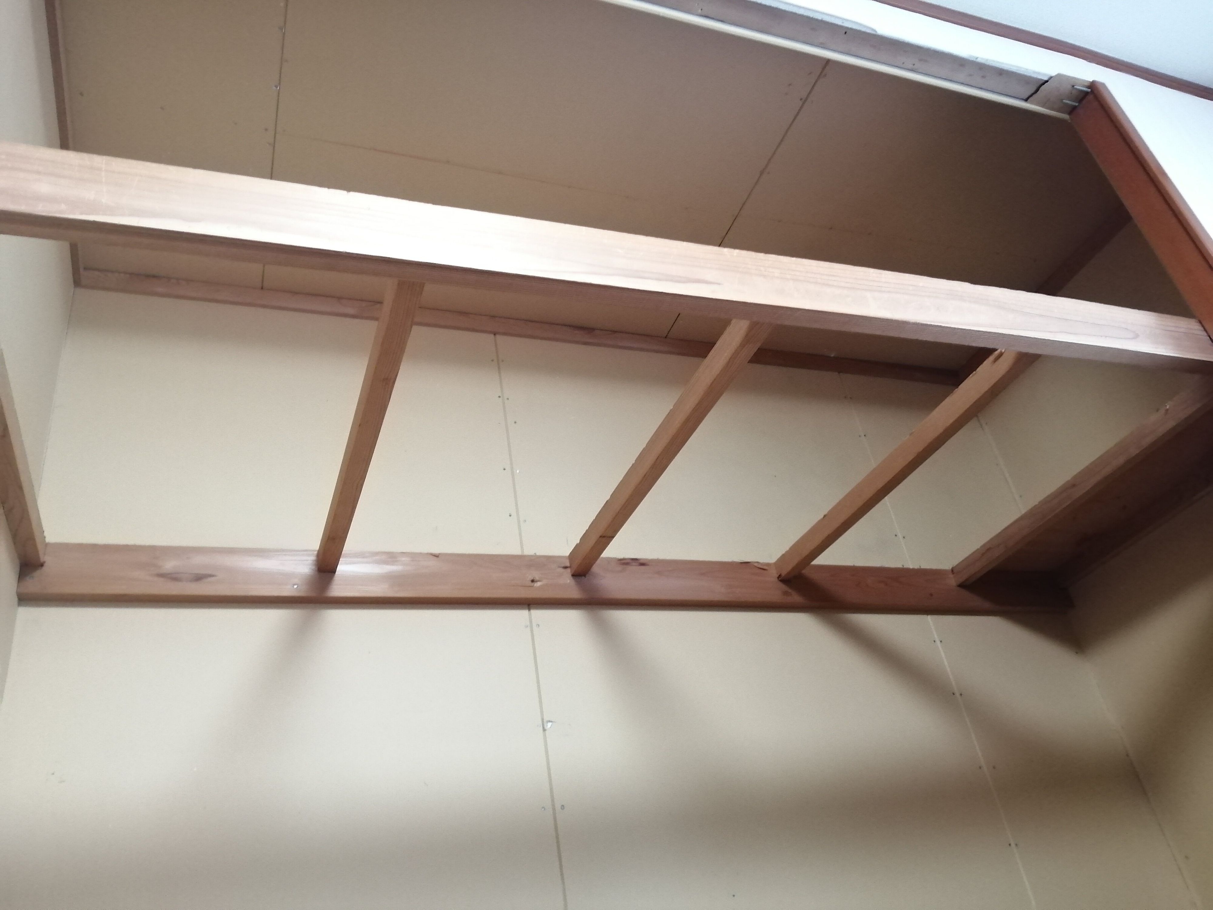 【DIY】クローゼットを子ども部屋にする：叩いてはがして引っこ抜いて、壁をぶち抜いて