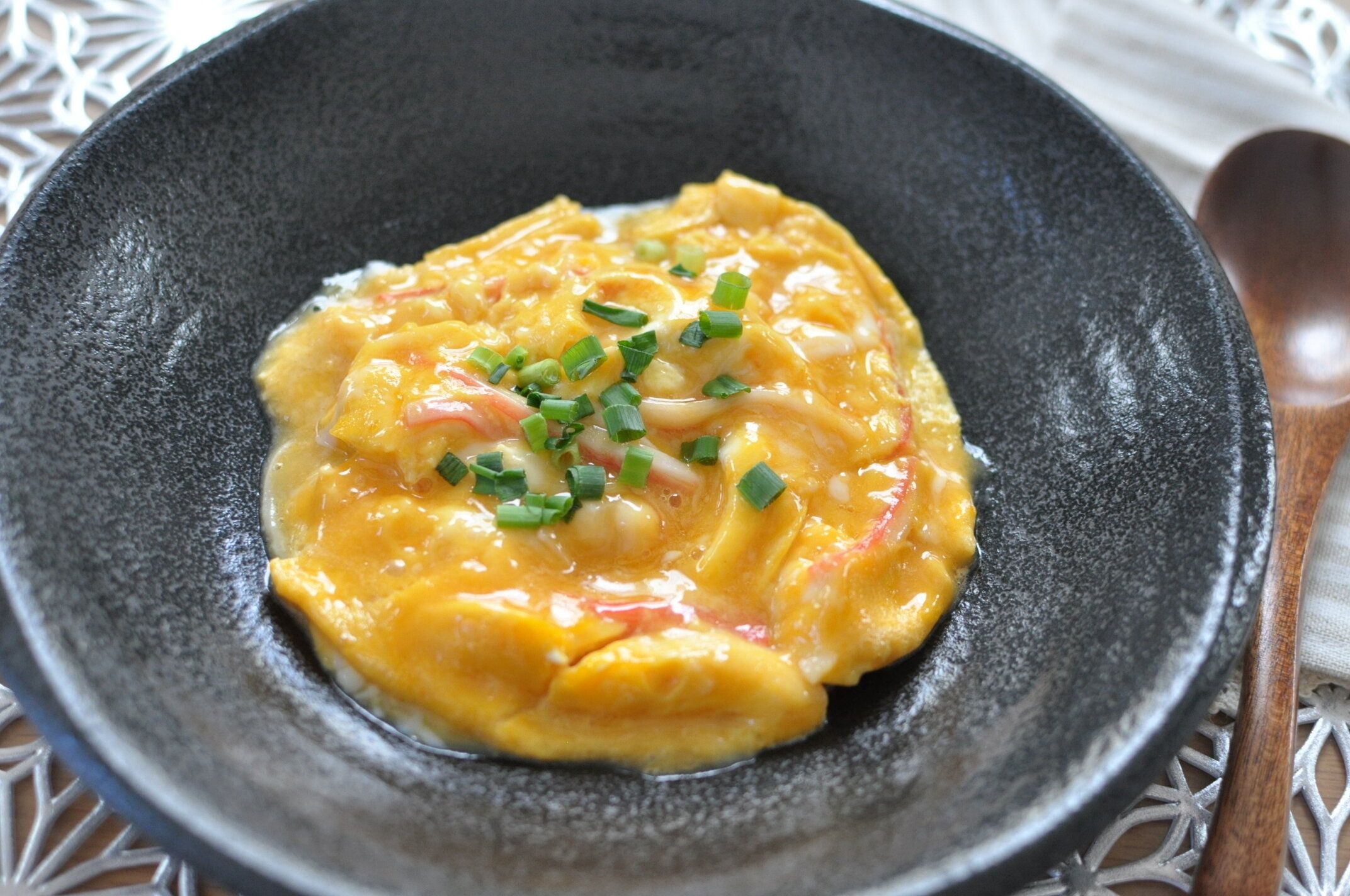 レンジ2分【とろとろ卵のかに玉】混ぜてチンするだけ！ご飯に合う卵の人気おかずレシピ