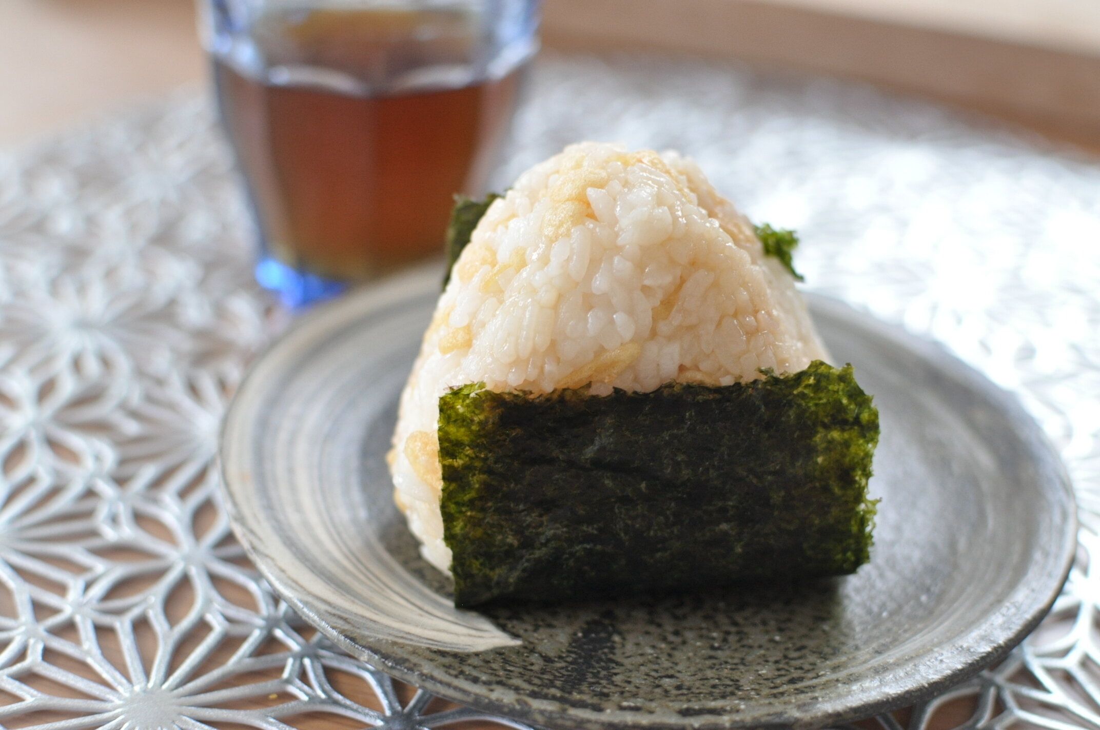 まるで天丼?!材料4つ【揚げ玉おにぎり】麺つゆと混ぜるだけで、手軽に天丼の味が楽しめるレシピ