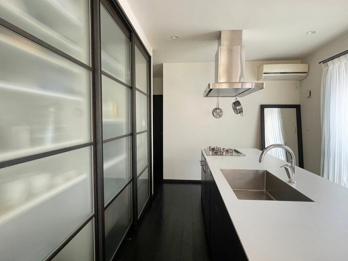 【ミニマリストのキッチン】吊るす収納に取り入れるべき5つのアイテムとは？