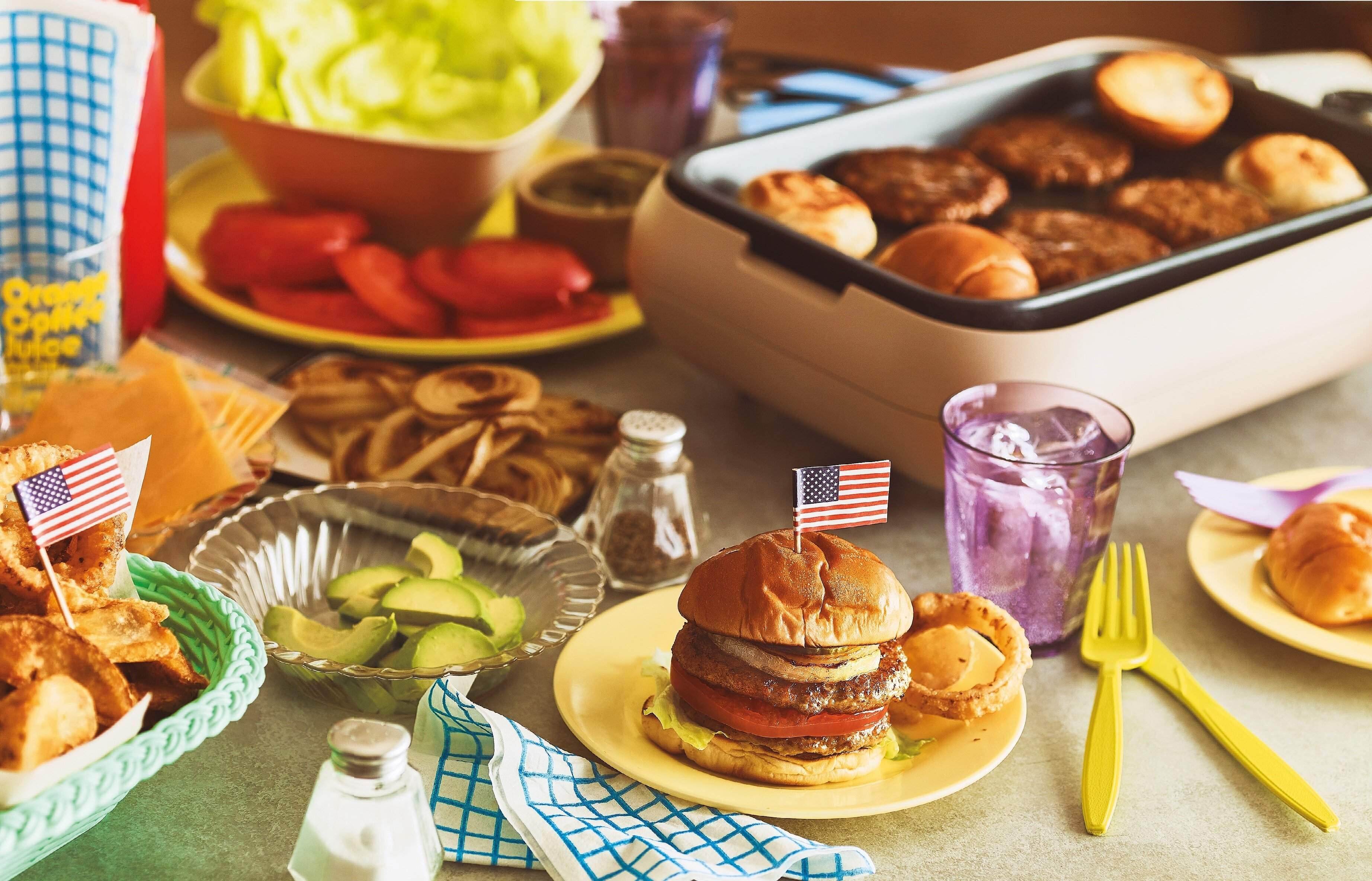 市販のロールパンを使うからお手軽！だけどゴージャスな「ミニハンバーガー」でパーティを楽しんで