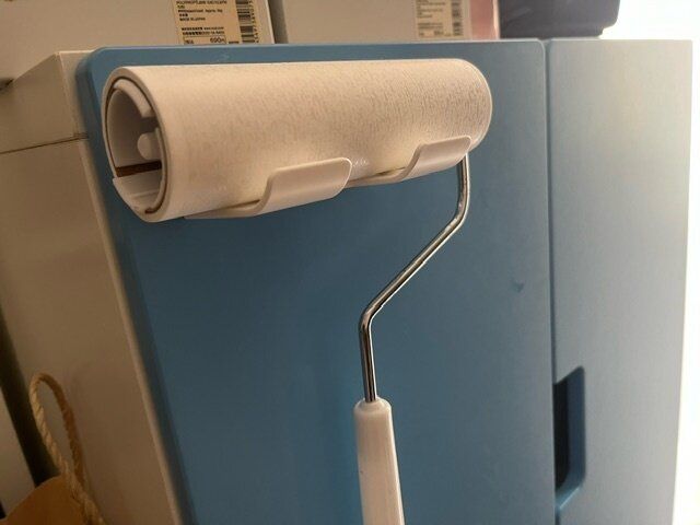 【キャンドゥ】サッと使える！ストレスなし！粘着クリーナーがそのまま掛けられるホルダー