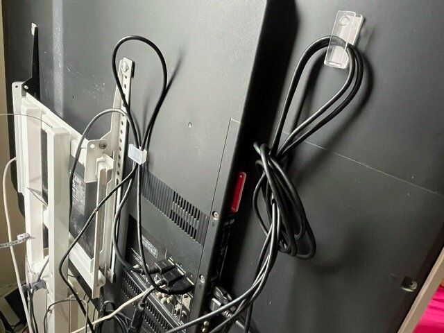 【セリア】もうごちゃごちゃイライラしない！余ったコードまとめてスッキリ！配線コードフック