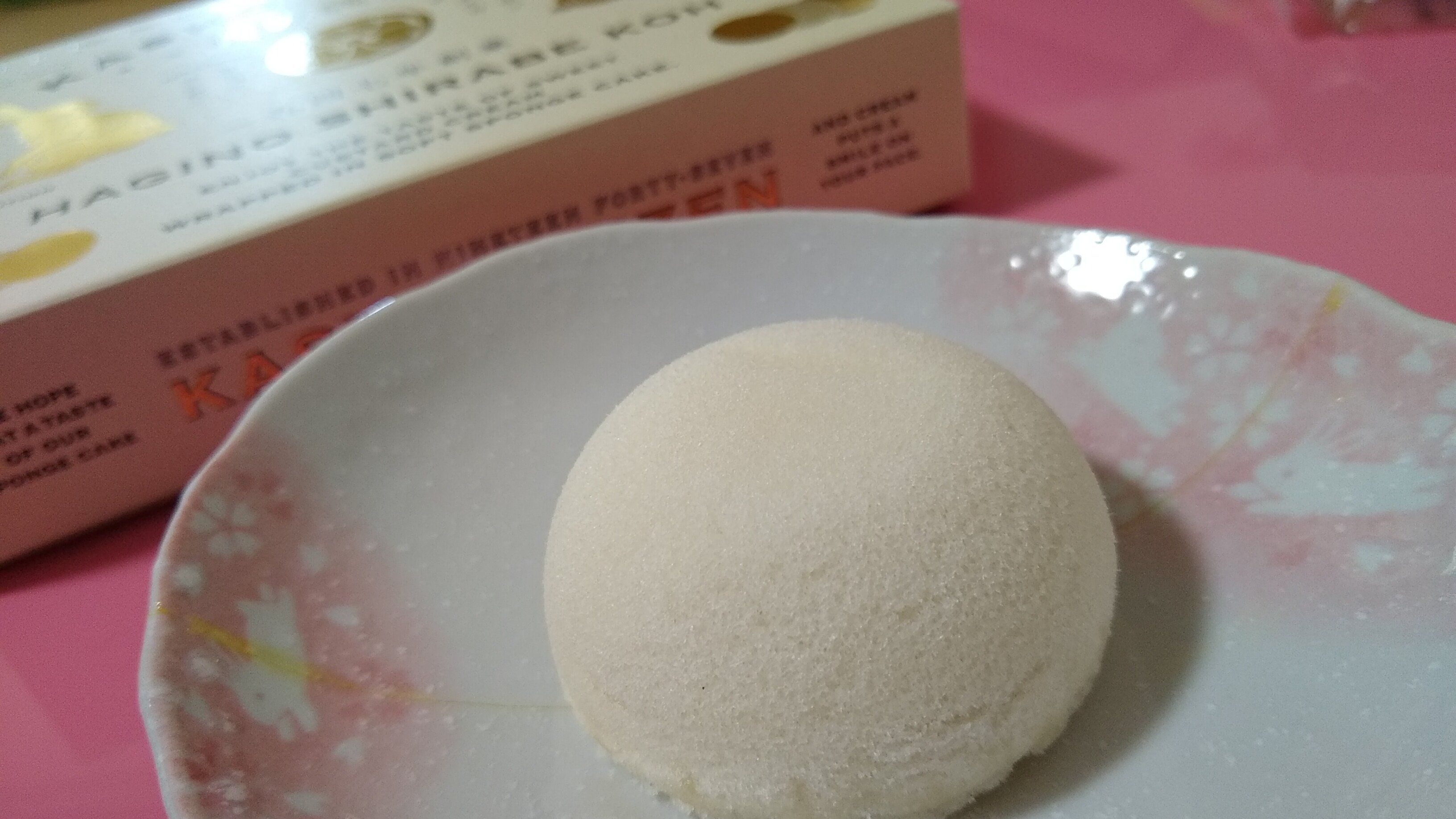 【東京土産】真っ白&まん丸ふわふわ！黄身まで白い卵でつくった「萩の調」は東京でしか買えない