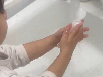 6.6万人が驚いた2歳息子のお手伝い!?洗面所で熱心に洗っていたものの正体にパパびっくり