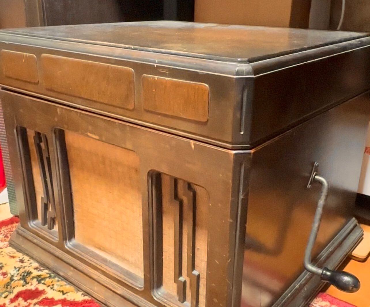 フリマサイトで購入した蓄音機。それは偶然にも、戦前に祖母が愛用していたものだった！運命の再会に「おかえりなさい」と2.1万人が感動