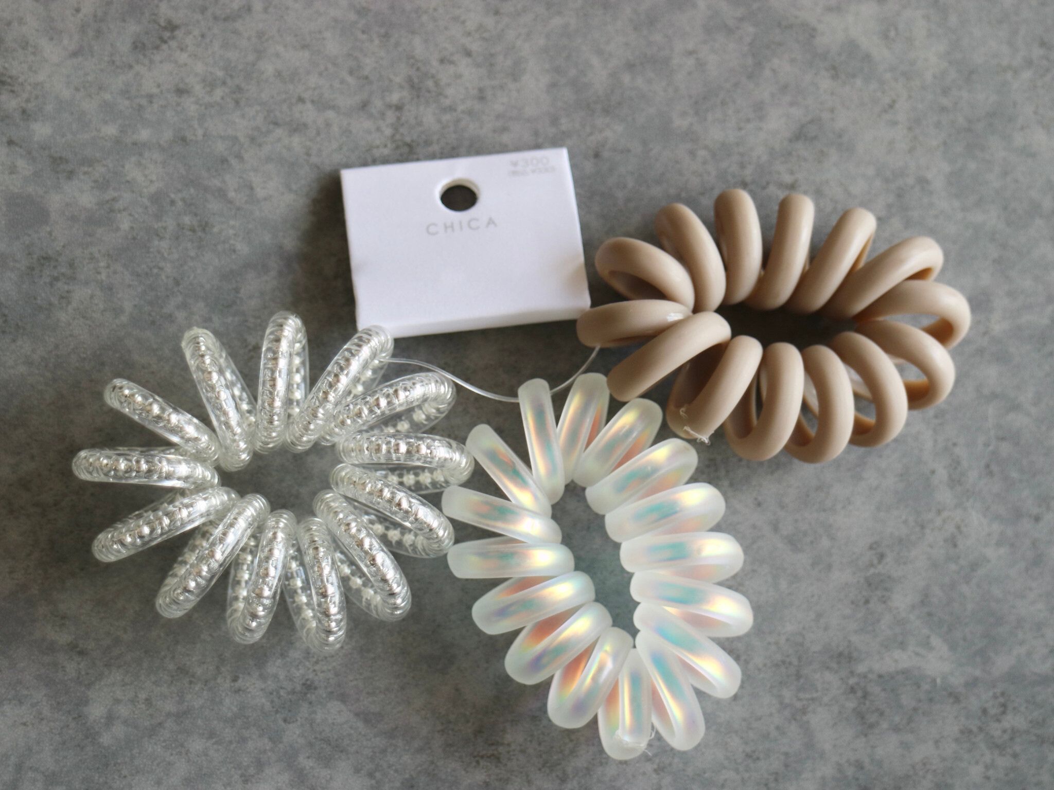 【スリコ】コイルポニーはこうやって使う！ずらすだけでかわいいが叶うスリコのコイルポニー活用術