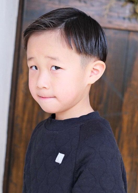 小学生の男の子の髪型【2024最新】おしゃれヘアカタログ123選！いつもよりおしゃれになれる髪型を長さ別にご紹介