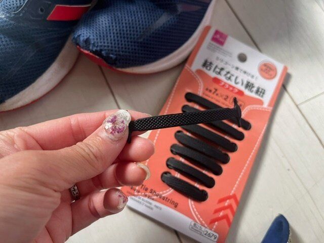 【ダイソー】すぐほどけてしまうことはもうない！結ばない靴紐が超優秀！