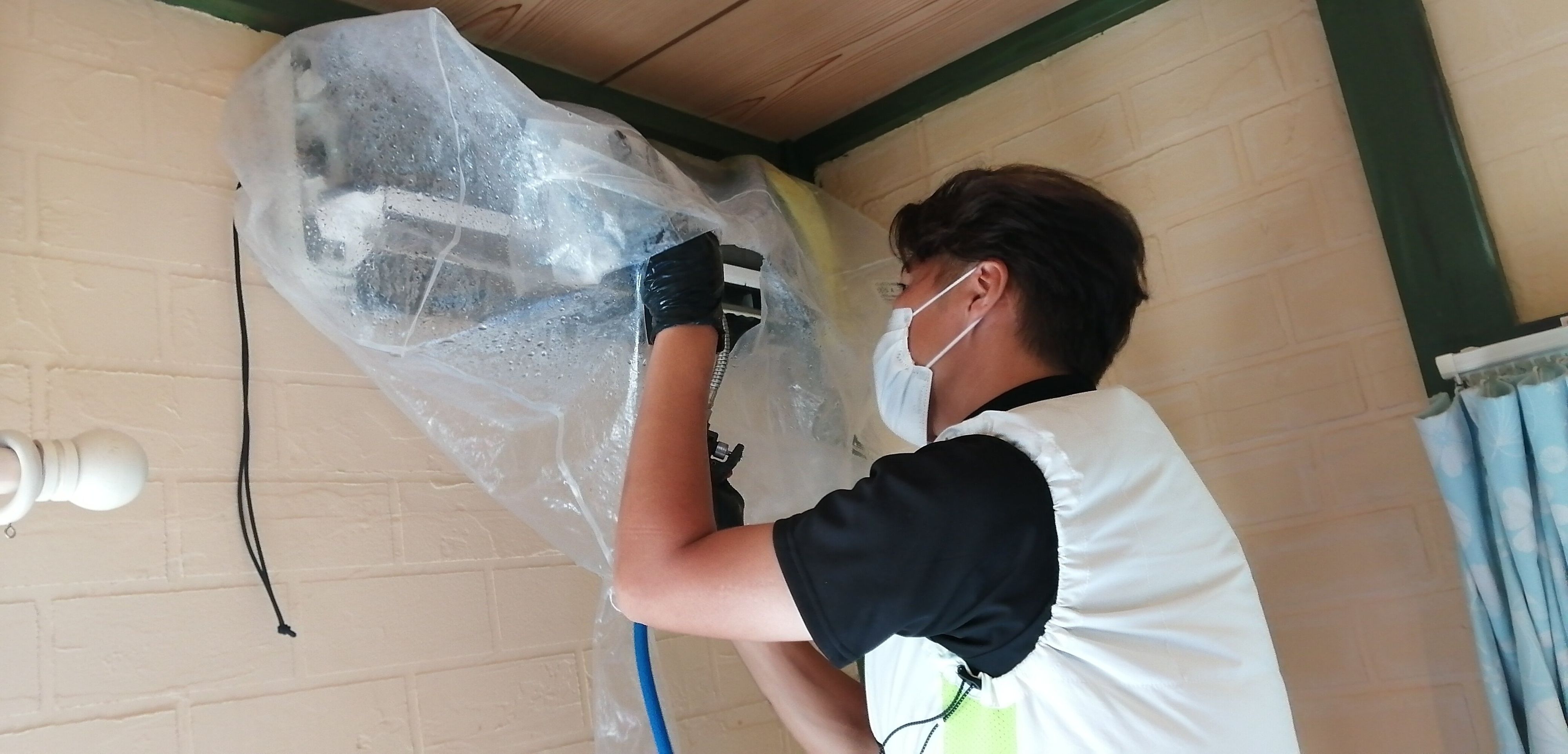 エアコンのカビ臭を無くしたい！「くらしのマーケット」を利用してみた：プロのクリーニングで衝撃の汚れが…！