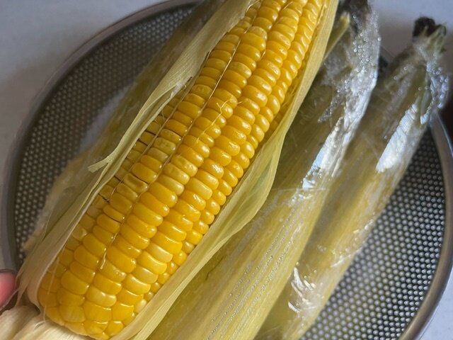 【ライフハック】目からうろこ！これは時短、簡単！お湯も塩もいらないとうもろこしの食べ方