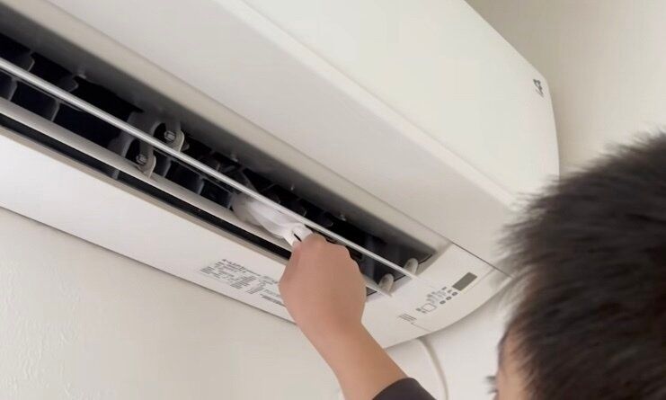 隙間掃除、小物収納、コンパクトに持ち歩き！【ダイソー】「ホコリがごっそり取れた」「エアコン隙間掃除に！」かゆいところに手が届くアイテム4選