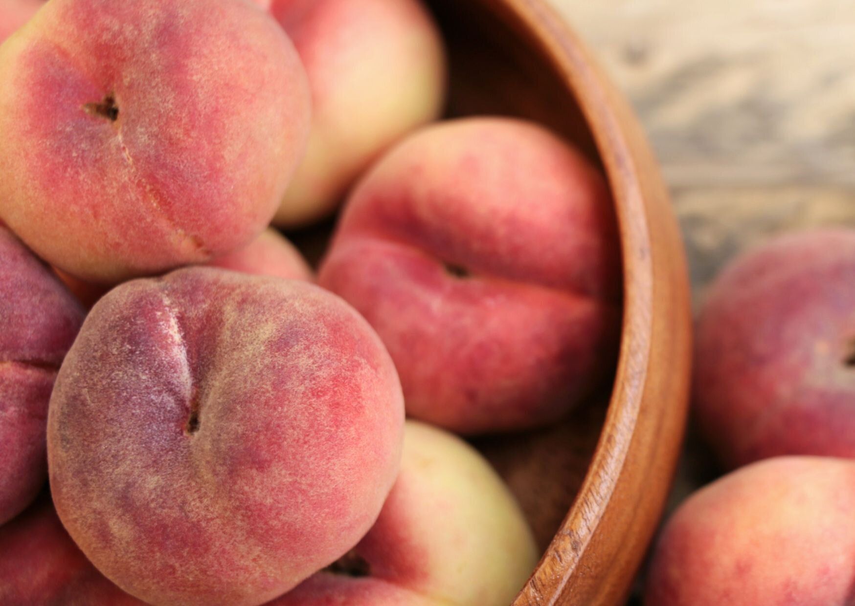 スーパーで「桃」を買うときにおいしいものを見分けるコツとは？野菜のプロが解説！