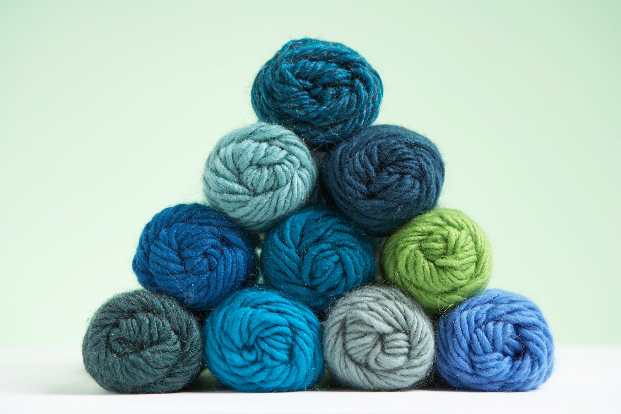 発見時の姿に3.5万人が癒やされた「こんなところにいたんか」落とした毛糸、持ち主の元へ無事に帰る