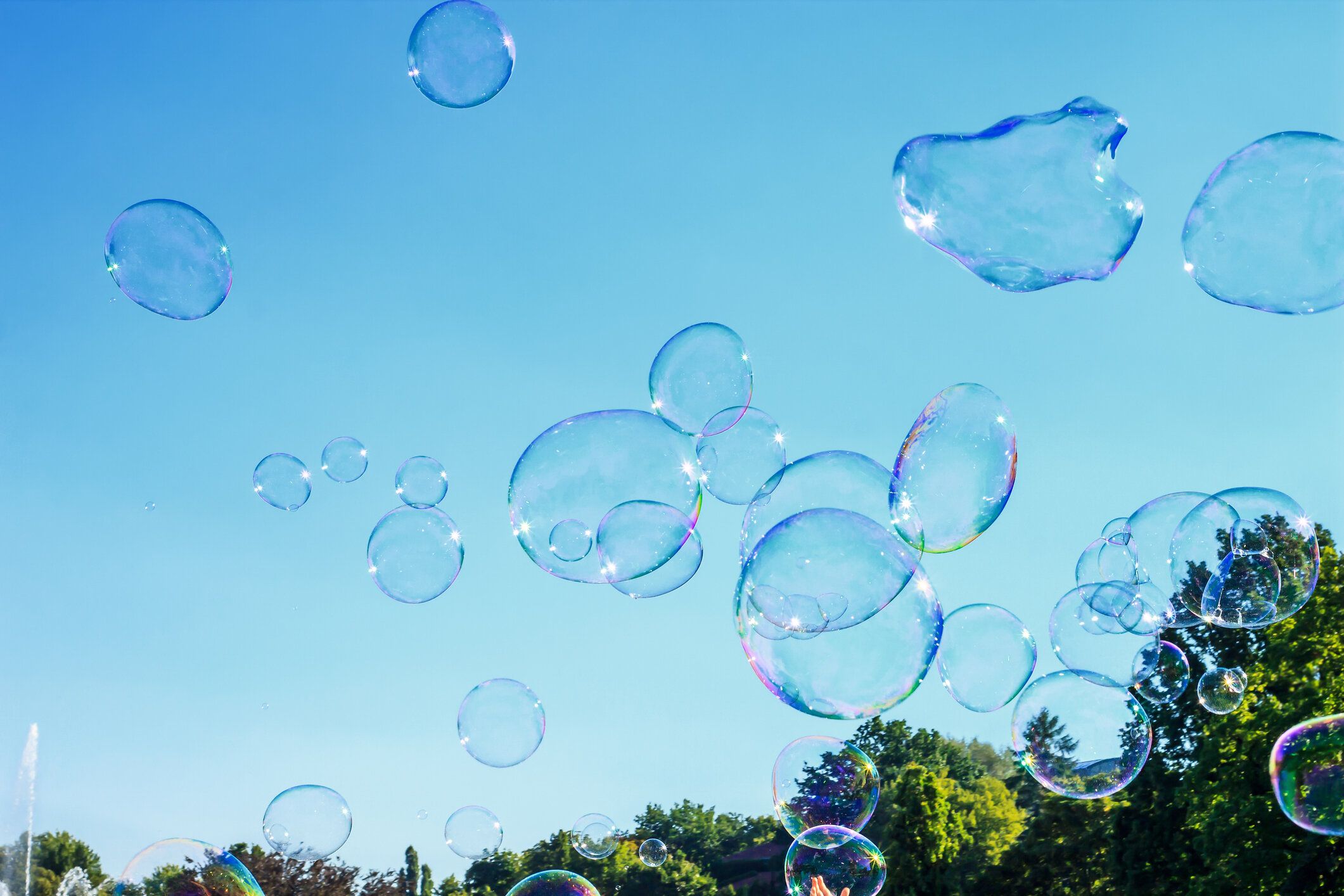 青空いっぱいのしゃぼん玉に囲まれて号泣する赤ちゃん。今しか撮れない刹那的な美しさに5.8万件のいいね