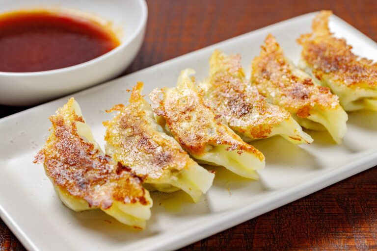 「今日は大きい餃子の日!!」と投稿した晩ごはんの写真。想像をはるかに超えたサイズに8.2万人が仰天