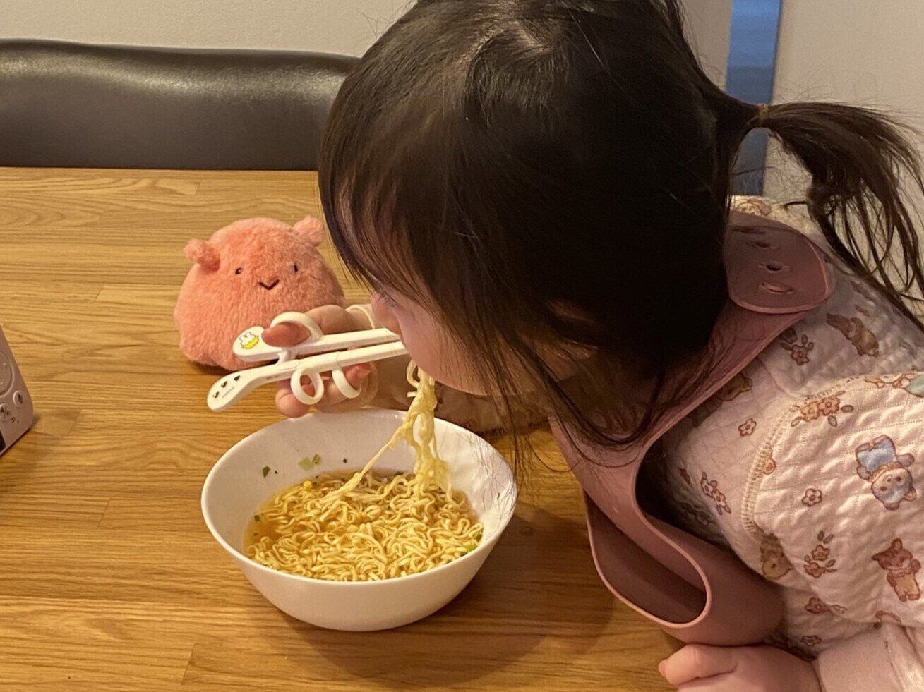 3歳パパガチ勢の推し活風景に27万人がいいね！朝ご飯を食べながら熱い視線を送るのは、もちろんパパ