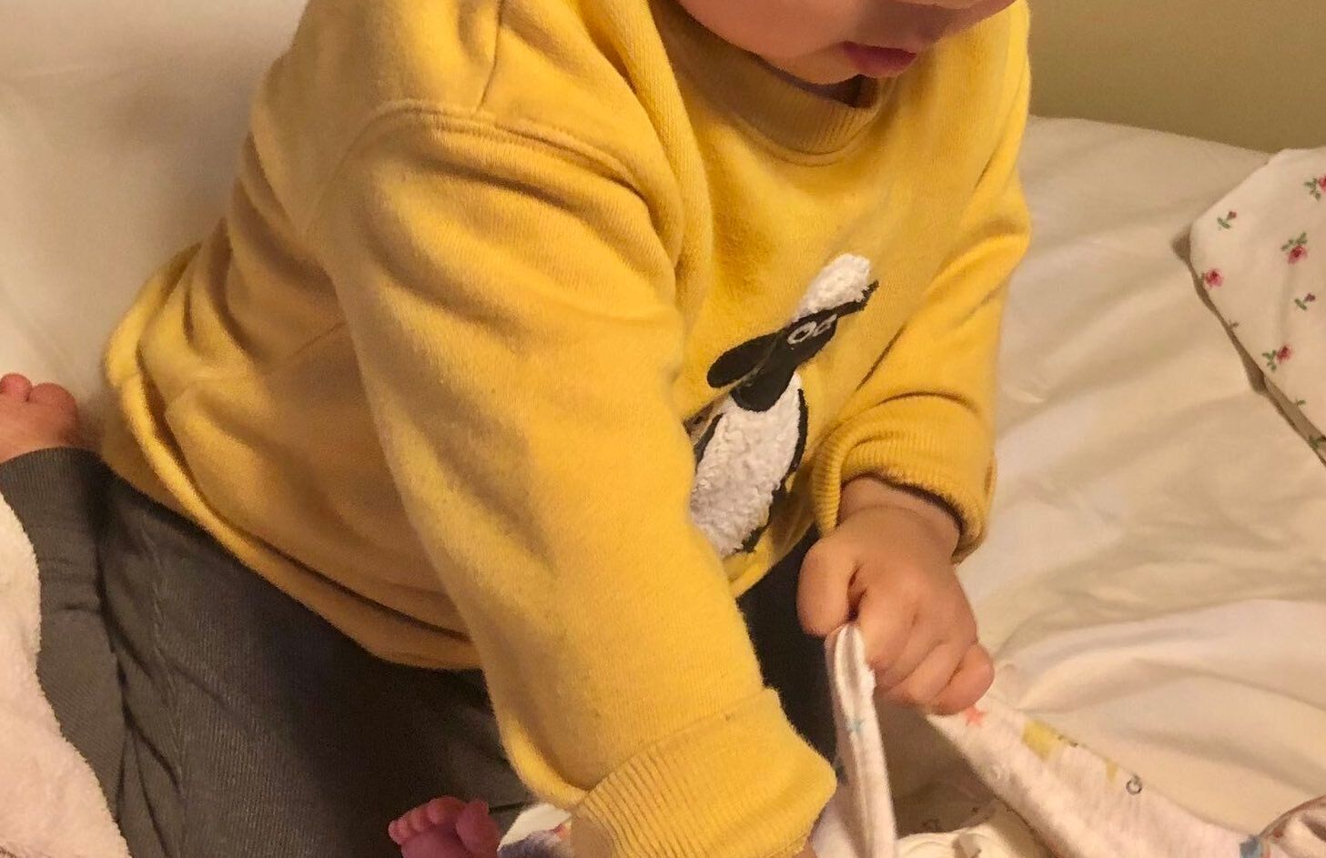 妹が泣いている！オムツ替えなくちゃ！生後1ヶ月の娘のお世話を、見よう見まねでお手伝いしてくれた2歳息子にママ感動