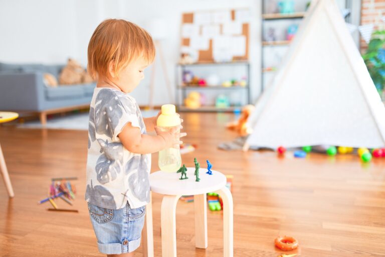 ママの真似をしてペットボトルを掴もうとする息子が可愛すぎると話題に。2.8万件のいいね集まる