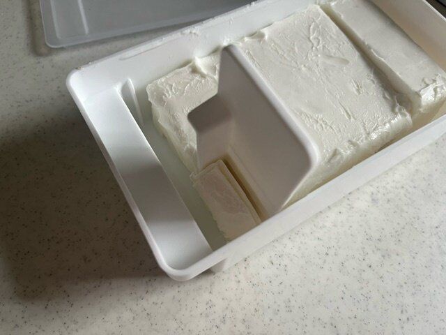 【セリア】200gバターがスッキリ入る！カッター付きバターケースが優秀！