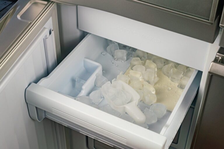 冷蔵庫の製氷機、どれくらいの頻度で掃除するべき？簡単なお手入れ方法もご紹介！