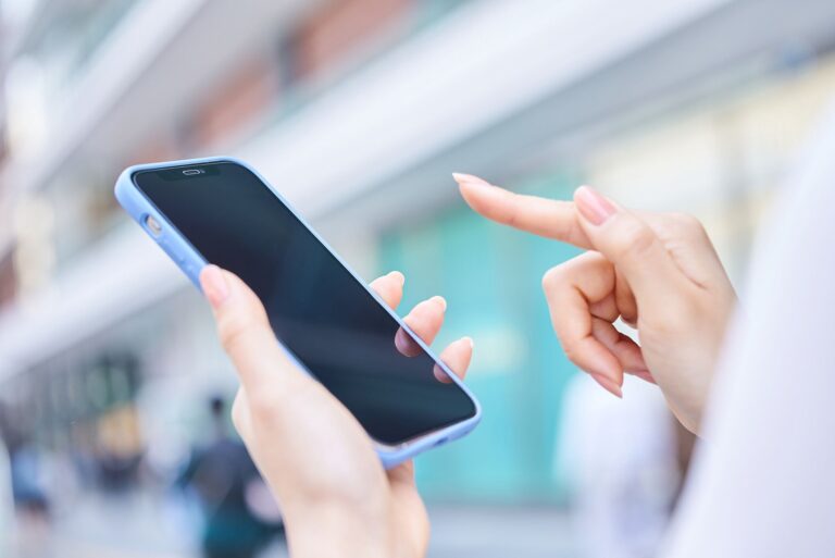 スマホのカバーに入れると運気ダダ下がりなもの！スマホのOK風水・NG風水【Dr.コパの風水解説】