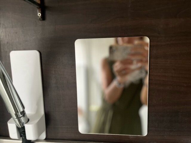 【ダイソー】浴室の壁に磁石でピタッと！簡単取り付けバスミラー大が便利！