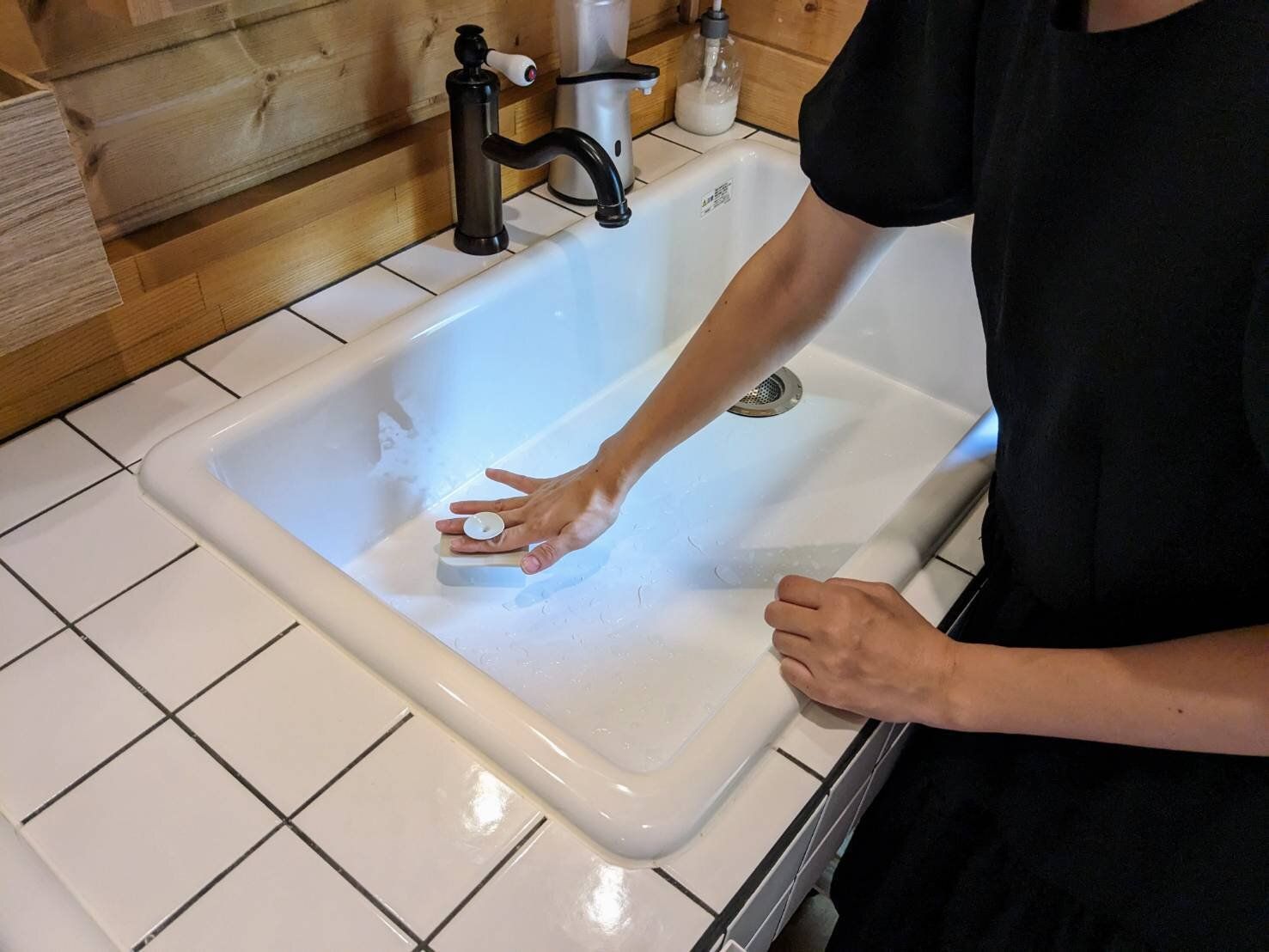 【洗面所の小掃除】“脱使い捨て”一個三役＆ヘタリ知らずの「シリコンブラシ」