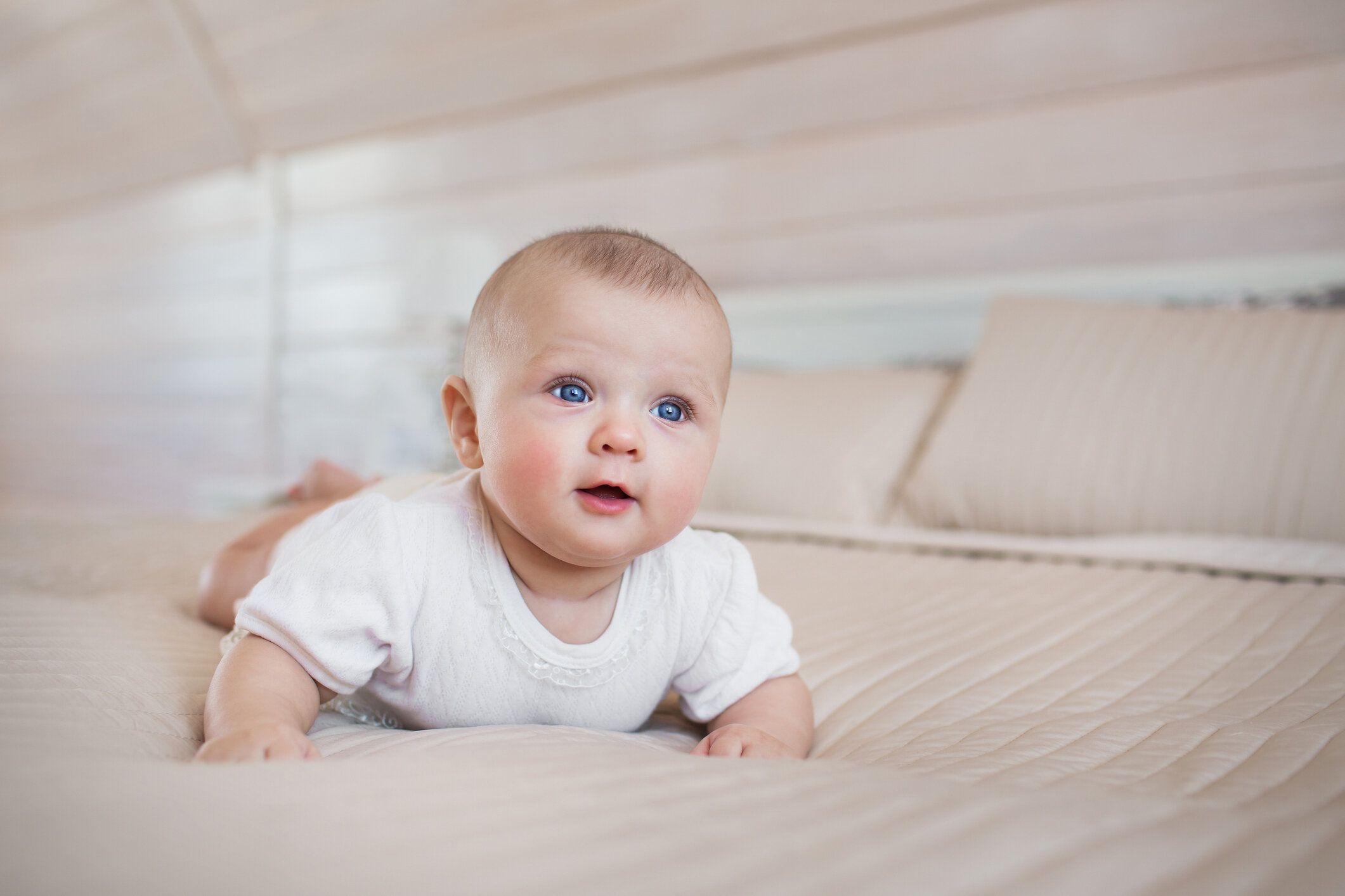 コーナーガードを剥がしたい0歳児vs孫を守りたいおじいちゃん。孫愛の強さに「素敵」の声集まる