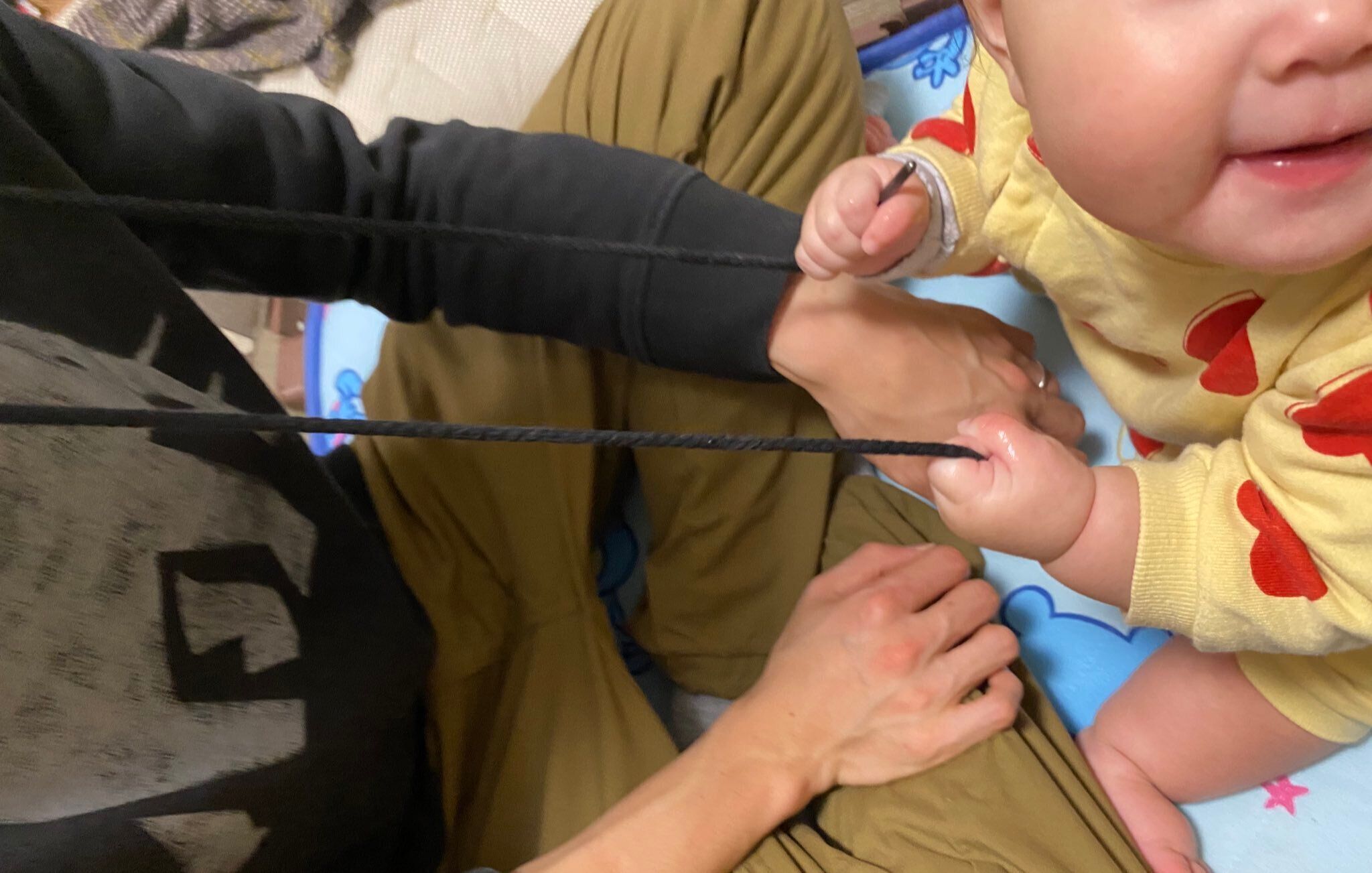 赤ちゃんがヒモやコードを好きな理由の尊すぎる推察に7.1万件のいいねと「その説推したい」の声