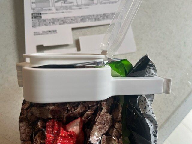 【セリア】サッと出せる！袋入り食品の保管に超便利！注ぎ口付き袋クリップ！
