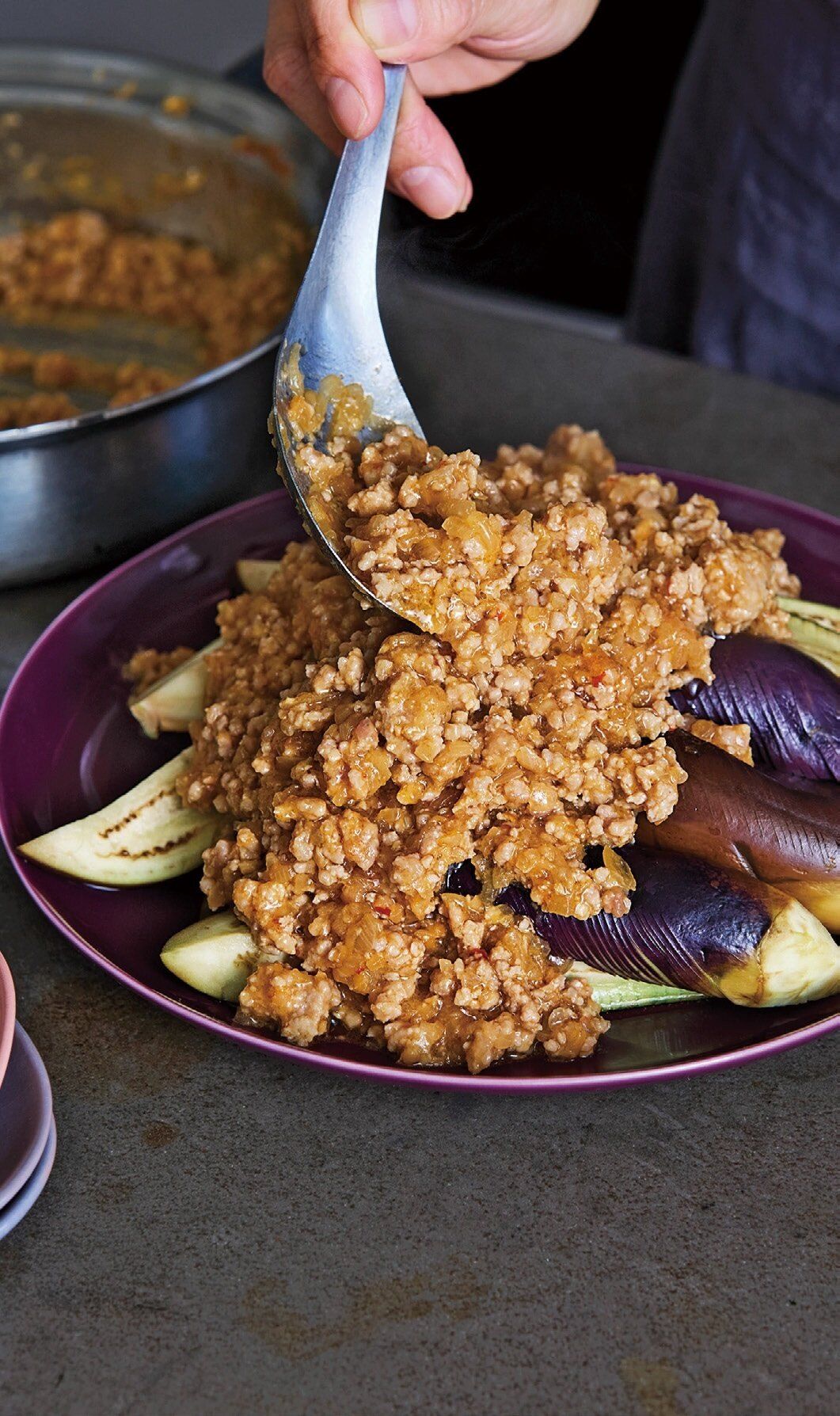 油が少なくすむうえに時短！レンジ蒸しなすの麻婆ひき肉がけレシピ