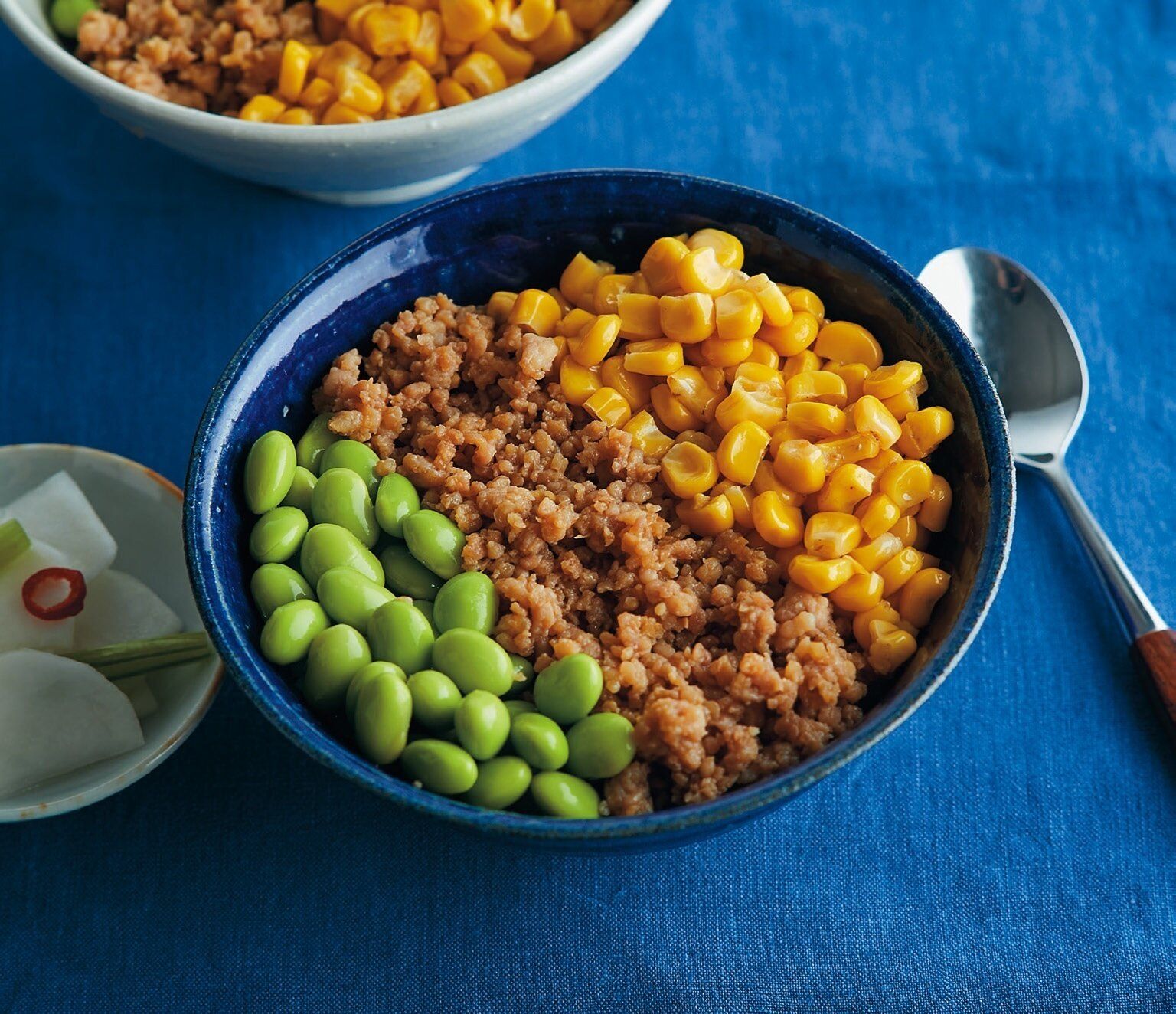 調理時間は15分！たんぱく質と野菜が一緒にとれて大満足のカレー焼きとり丼＆3色みそそぼろ丼レシピ