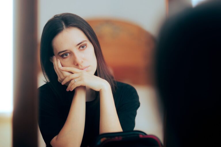 無意識にやっている!?40代のスウェット「おば見えコーデ」を回避する方法