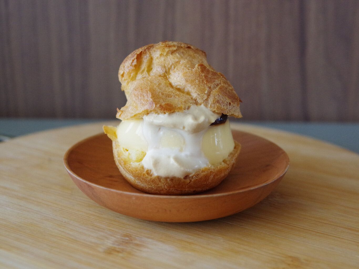 【セブン】丸ごと入ってる？！ありそうでなかった“新作シュークリーム”が絶品です