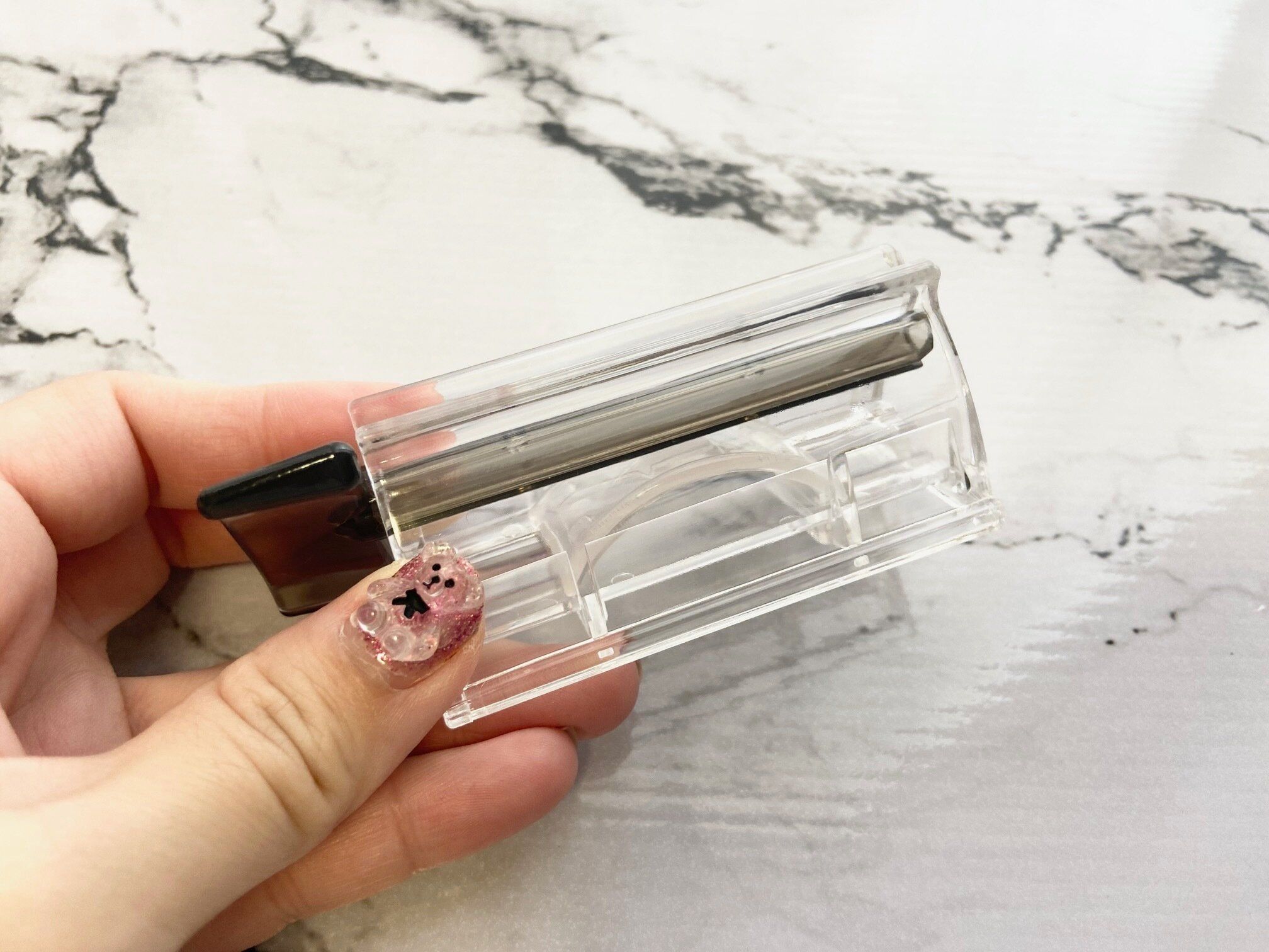 【3COINS】無駄なく使い切れる「歯磨き粉チューブホルダー」はコスメ好きも要チェック！