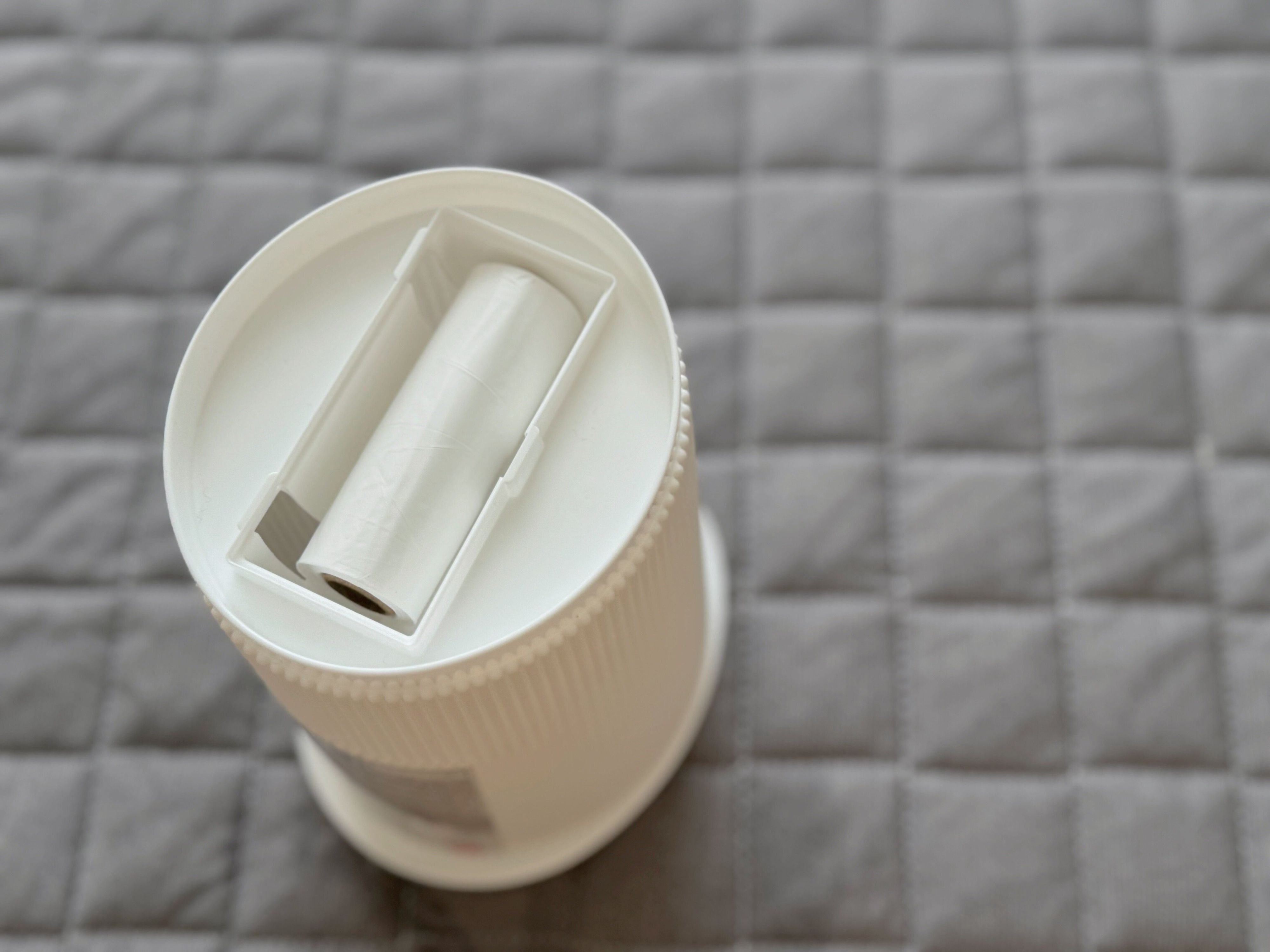 【ダイソー】考えた人天才！ゴミ袋がセッティングできるゴミ箱でテーブルまわりがすっきり！