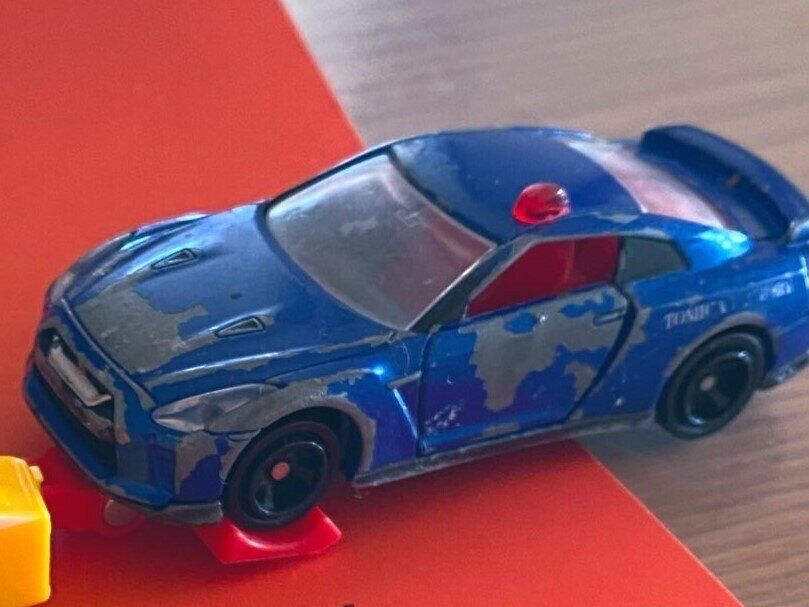 エレベーターと乗り降り口の隙間に落ちていった2歳息子のミニカー。苦難を越え戻ってきた姿が「粋」だった