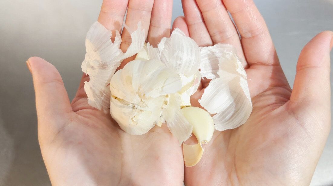 こんなに簡単だったの！？ニンニクの皮をスルッとむく裏ワザ