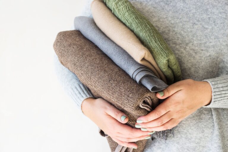 クリーニングに出した衣類はそのまましまわないで！衣替えでこれやると運気が下がる!?