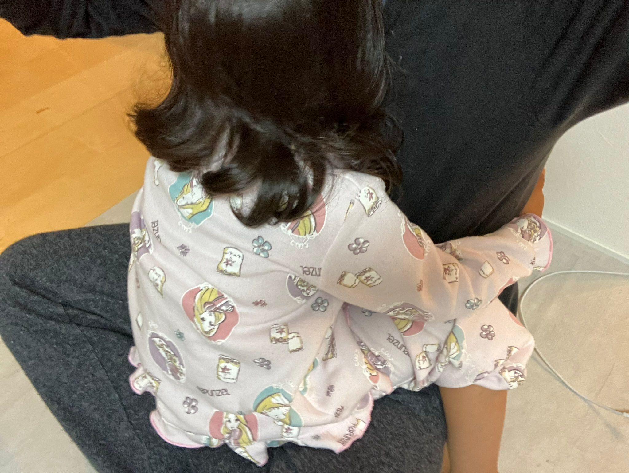 寝ていたはずの4歳娘が、涙ながらに訴えたこととは。優しいパパとの素敵な親子関係に2.1万人がほっこり