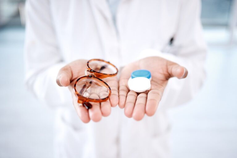 「手元が見えにくい＝老眼」ではないことも!?放置すると首（頚椎）に異常の恐れもある症状とは