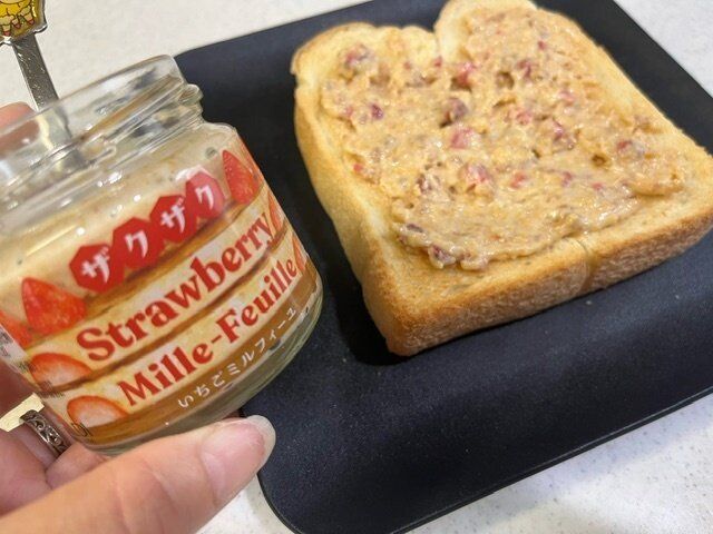 【カルディ】まるでケーキ！食パンに塗るだけでおいしいケーキが食べられる！ザクザクいちごミルフィーユ