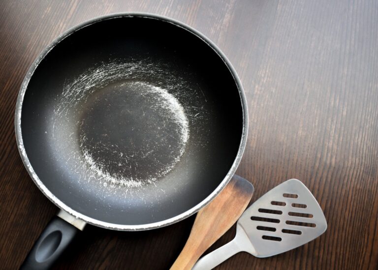 サイズの大きすぎるフライパンは劣化しやすい？テフロン加工のフライパンを長持ちさせるコツ