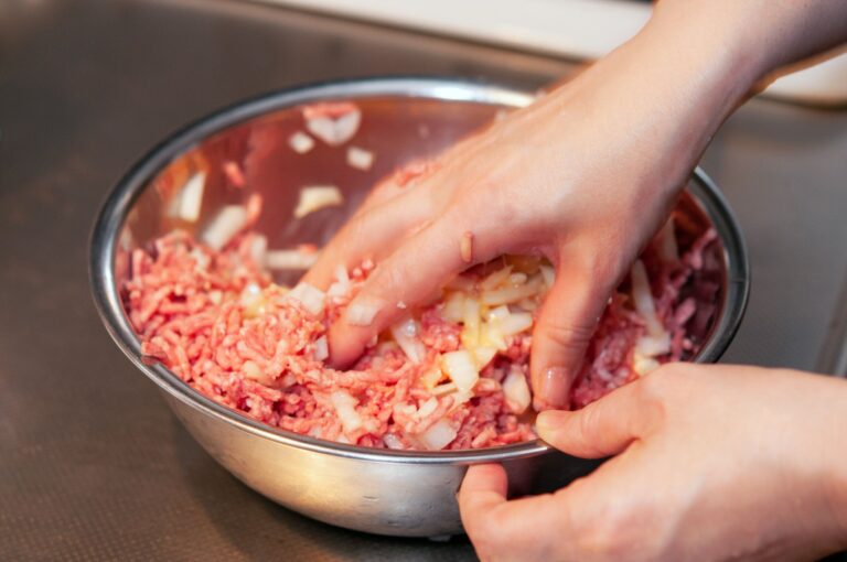手についた「ニンニク臭」を一撃で消し去る意外なアイテムとは？料理中のニオイ・汚れ対策術