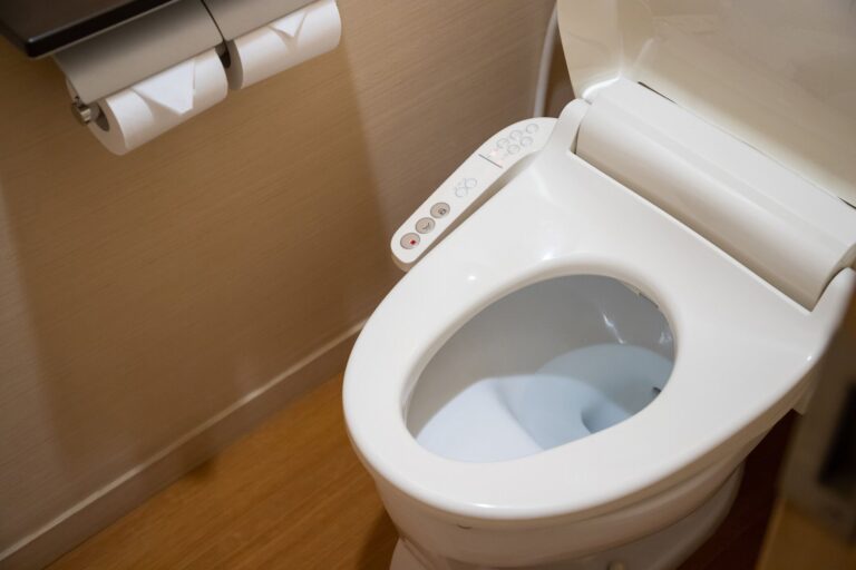 掃除しているはずなのにトイレが臭ってしまう人が見落としているポイントとは？