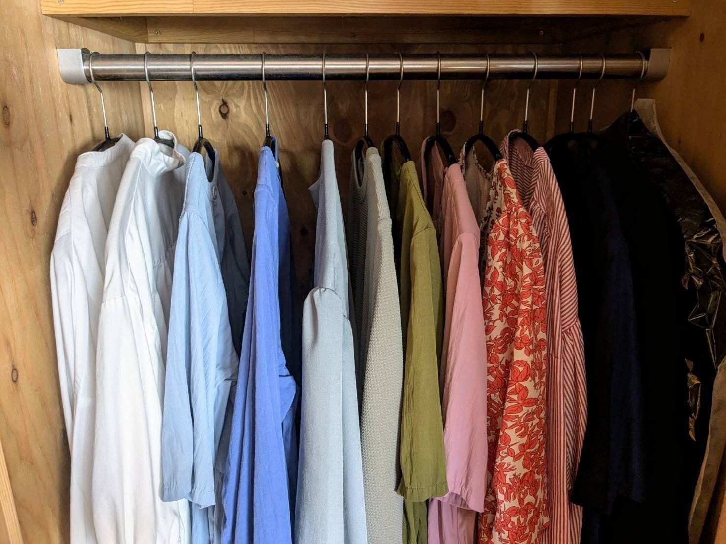 「服はたくさんあるのに着る服がない」問題の解決法3選！片付けのプロが教えます